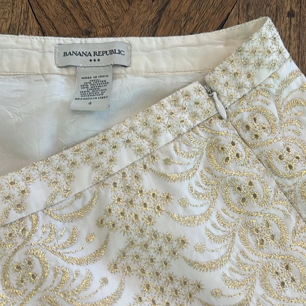 BANANA REPUBLIC Gold Embroidered White Mini Skirt, Fully Lined, Side Zip, Size 4